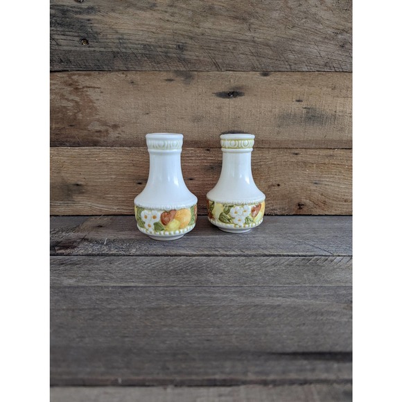 Vintage Della Robbia Salt and Pepper Set by Metlox - Picture 2 of 10